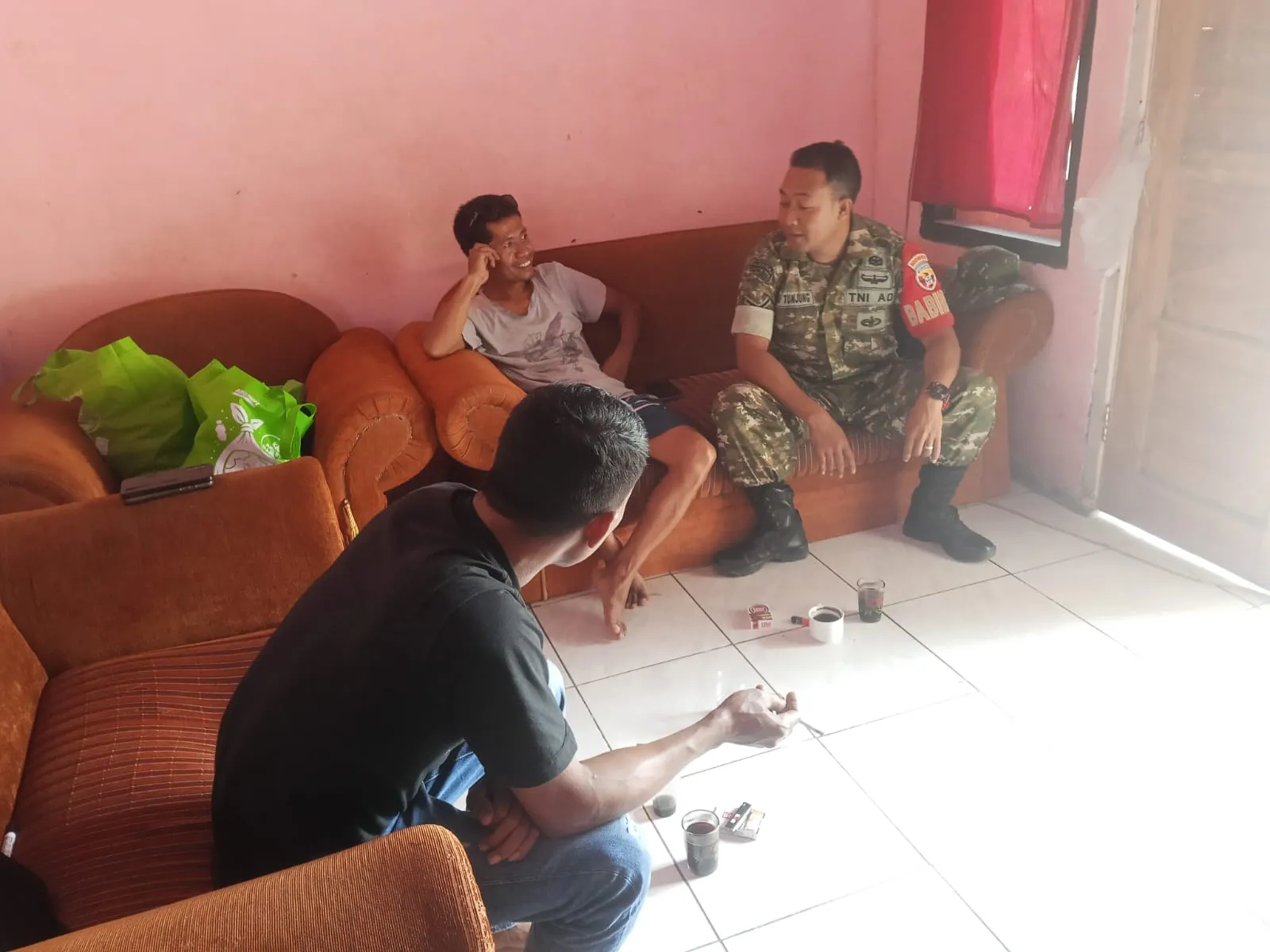 Monitoring Wilayah Dilanjutkan Komsos, Babinsa Belo Pererat Komunikasi dengan Warga