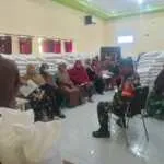 Pastikan Berjalan Tertib, Babinsa Dampingi Penyaluran Bantuan Beras di Seteluk Tengah