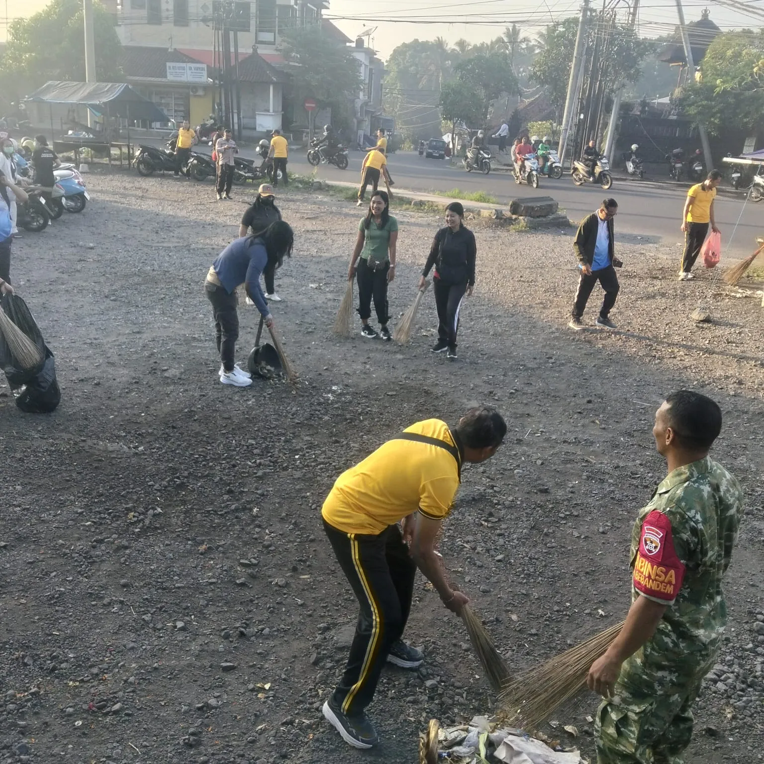 Sinergitas TNI–Polri–Masyarakat: Koramil 1623-02/Abang Gelar Aksi Bersih Pantai Jemeluk