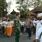 Bhabinkamtibmas Singakerta bersama Babinsa Dan Pecalang Amankan Prosesi Mendak Bagia Pule Kerti
