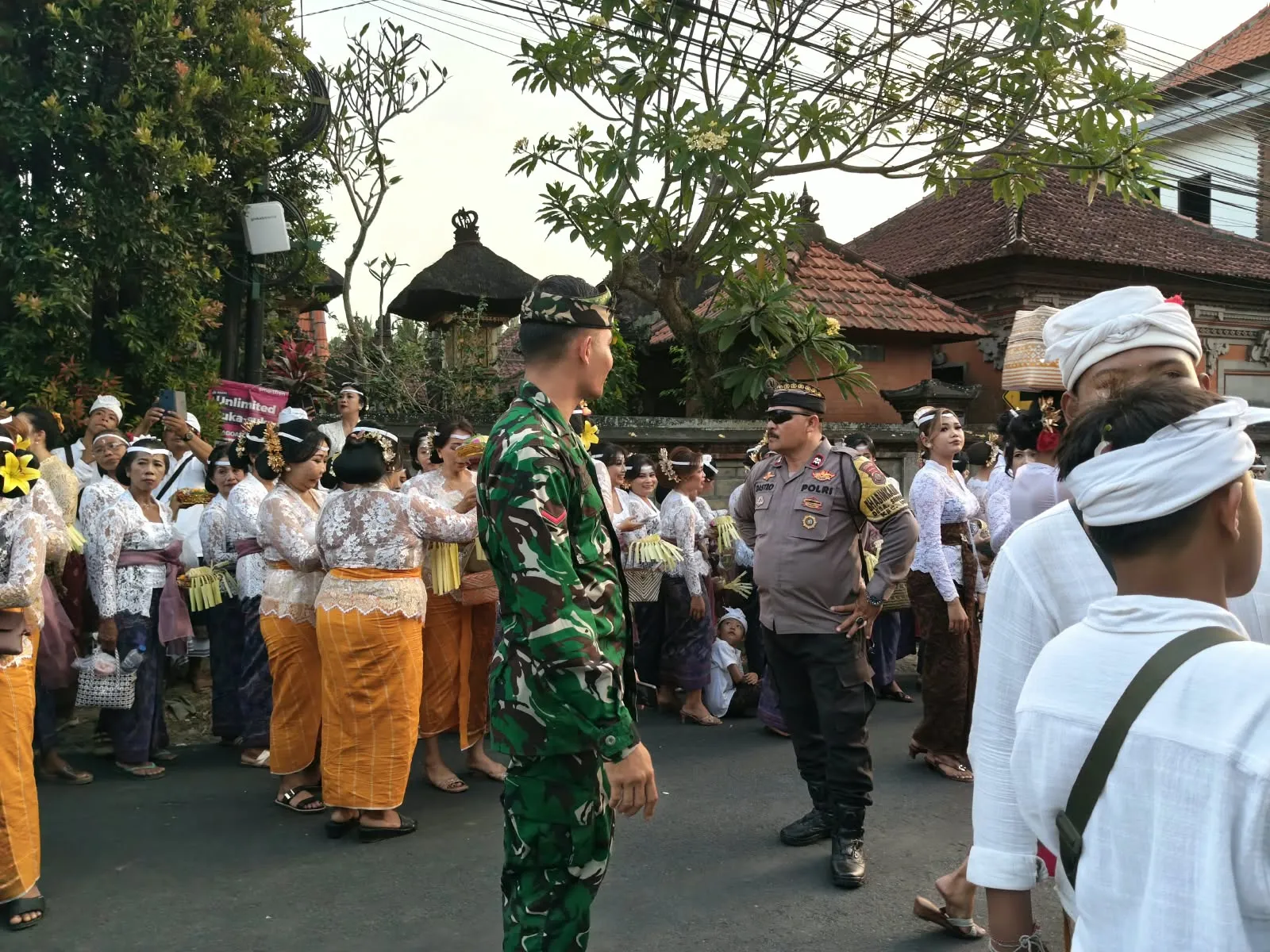 Bhabinkamtibmas Singakerta bersama Babinsa Dan Pecalang Amankan Prosesi Mendak Bagia Pule Kerti