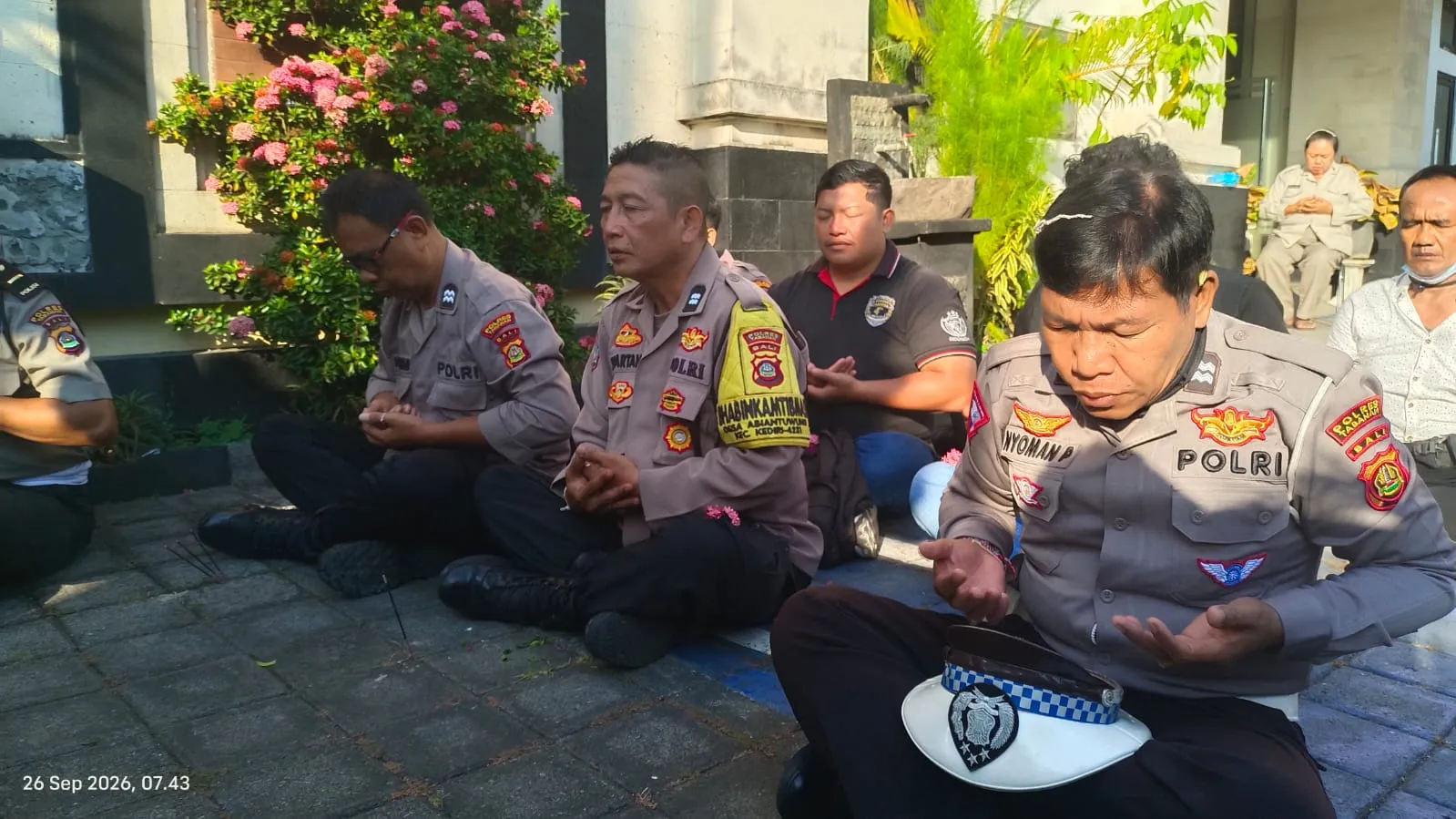Persembahyangan Bersama Dalam Rangka Hari Purnama di Pura Padmasana Polsek Kediri