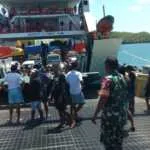 Babinsa Serda Roni Riberu Pantau Bongkar Kendaraan dan Penumpang Garda Maritim 3