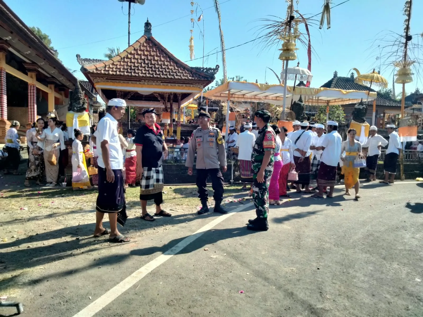 Polsek Gianyar Amankan Upacara Pujawali di Pura Bale Agung dan Pura Penataran Agung Desa Adat Benawah