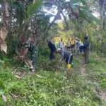 Semangat Gotong Royong Warga Baturiti, Babinsa Ikut Bersihkan Jalan Jelang Pengecoran Beton