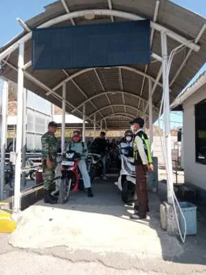 Pastikan Aktivitas Pelabuhan Kondusif, Babinsa Poto Tano Gelar Pengamanan