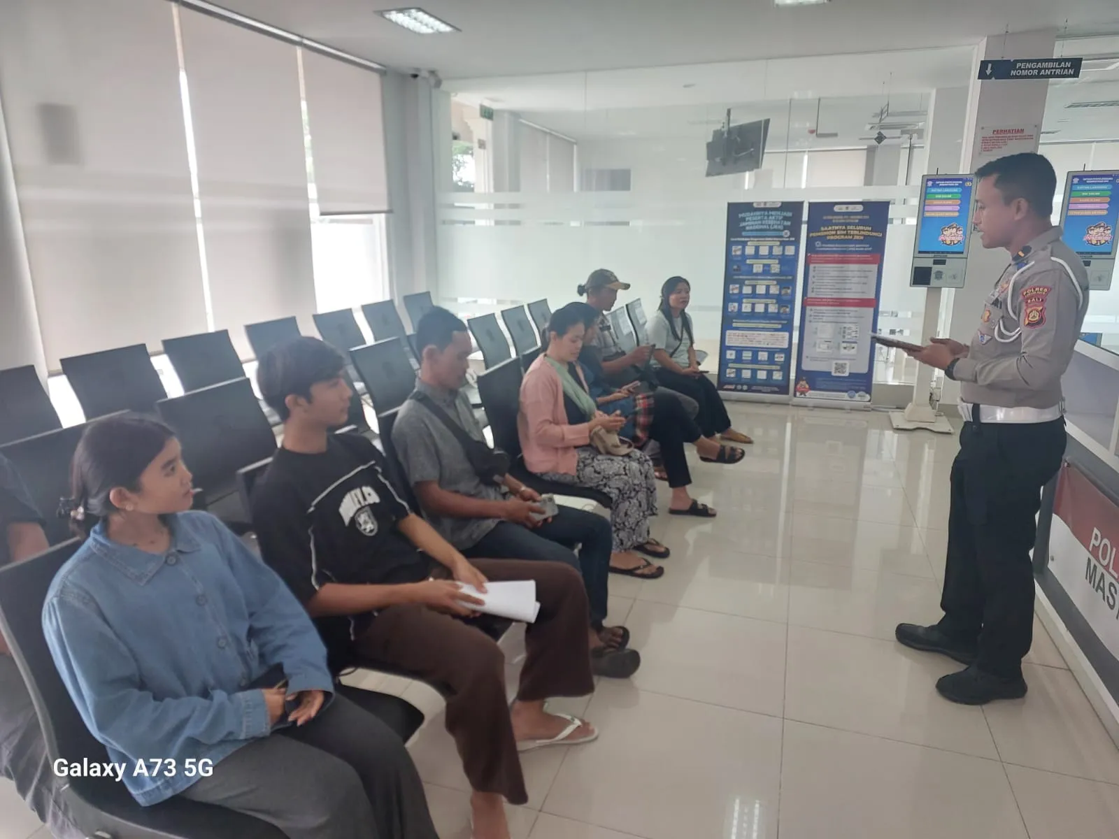 Kanit Regident Polres Karangasem Memberikan Sosialisasi Leafleat Tentang Penggolongan SIM C