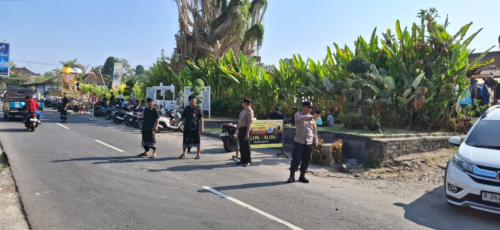 Kapolsek Marga Pimpin Pengamanan Dan Pengaturan Lalin Dalam Rangka Upacara Pitra Yadnya Ngaben