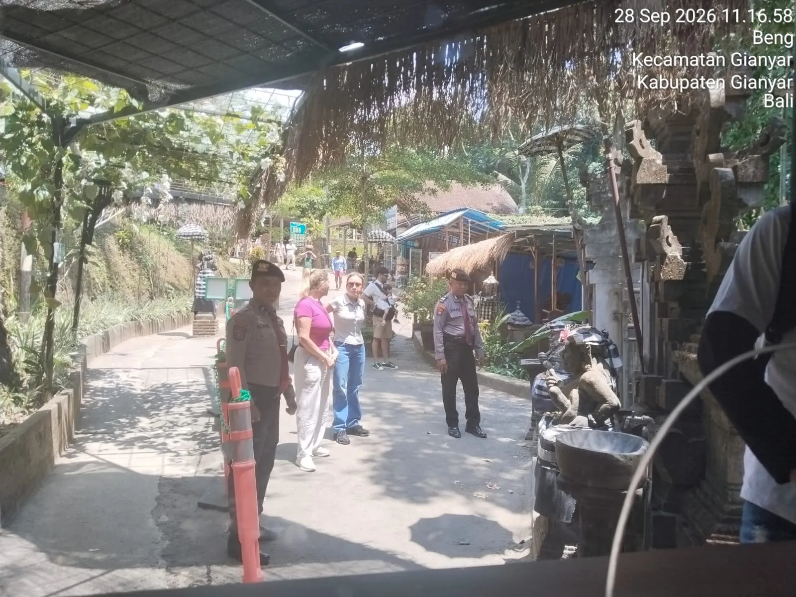 Sat Pamobvit Polres Gianyar Pastikan Keamanan Wisatawan di Kanto Lampo Waterfall