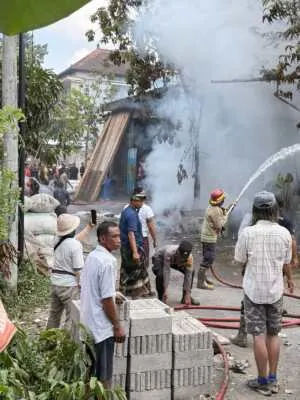 Babinsa Keliki Bergerak Cepat Bantu Tangani Kebakaran Bangunan di Banjar Salak