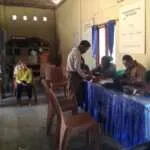 Babinsa Hadir Kawal Penyaluran BLT Desa Uitiuh Ana