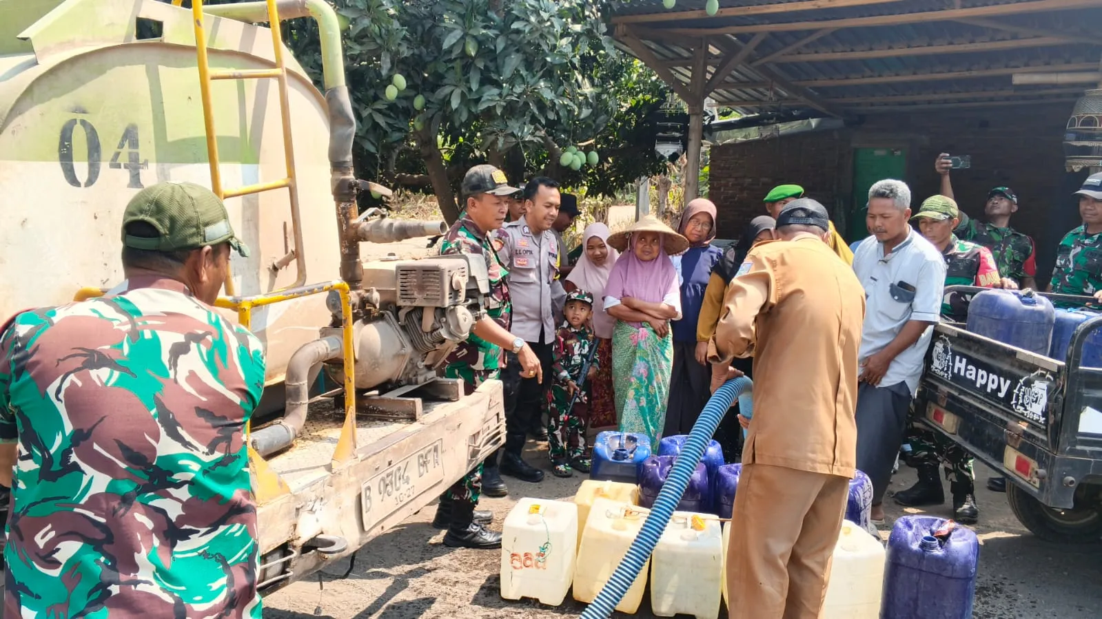 Danramil Pekat Pimpin Bhakti TNI Salurkan Air Bersih untuk Warga Dusun Sorisoga