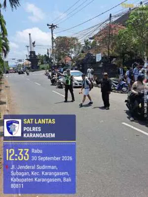 Anggota Lantas Polres Karangasem Laksanakan Penyebrangan Pelajar SMP N 2 Amlapura