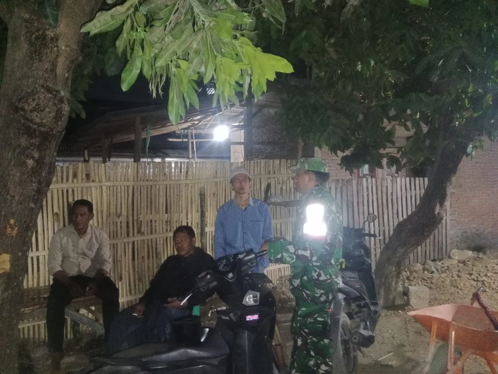 Babinsa Sape Ajak Warga Waspadai Pencurian dan Awasi Pergaulan Remaja