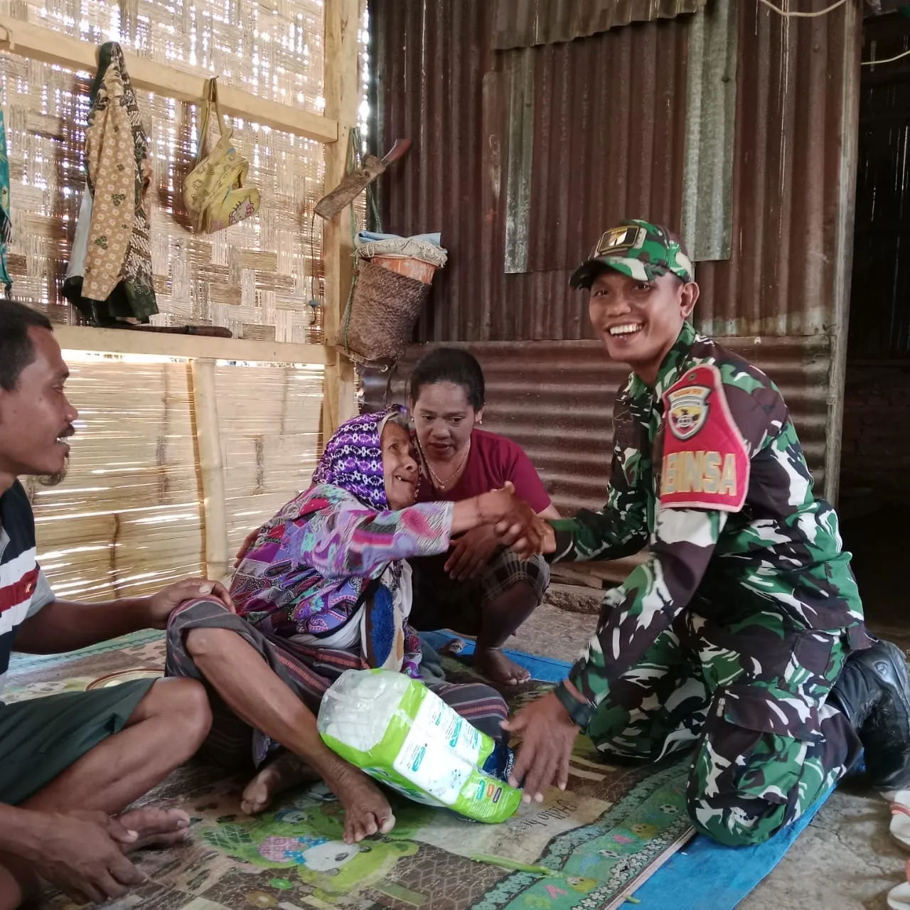 Peduli Warga Terdampak Bencana, Babinsa Distribusikan Bantuan Kodim 1630/Mabar di Desa Mbuit