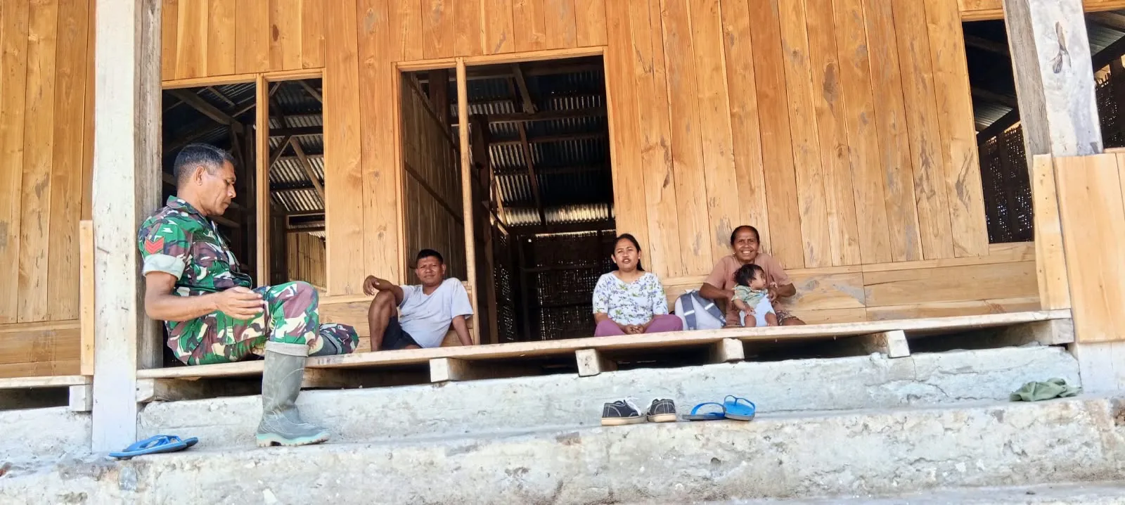 Pererat Silaturahmi, Babinsa Koramil 04/Tabundung Laksanakan Komsos di Desa Binaan