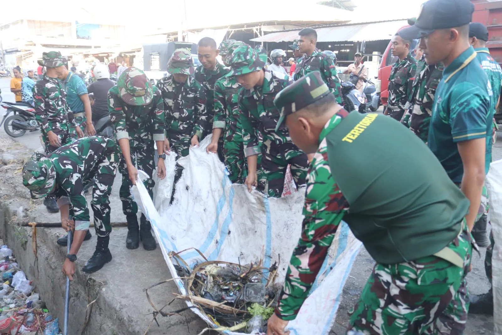 Gelorakan Semangat Gotong Royong, Kodim 1605/Belu Gelar Gerakan TNI Peduli Sampah di Atambua