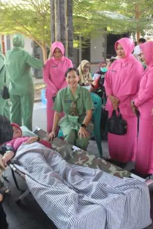 ​Ketua Persit KCK Cabang XXVII Kodim 1608/Bima Apresiasi Antusiasme Persit dan Bhayangkari Ikut Donor Darah