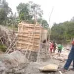 Wujud Nyata Kemanunggalan TNI dan Rakyat, Koramil Mollo Utara Bersama Warga Kerjakan Jembatan Merah Putih