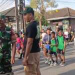Semarak HUT Desa Blahbatuh ke-1050, Babinsa Kawal Jalan Santai Ratusan Warga