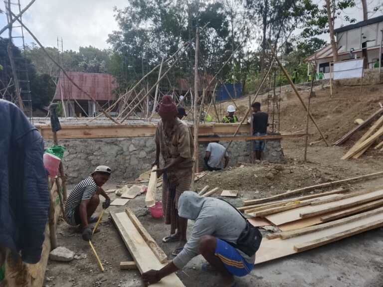 Pastikan Pembangunan Berjalan Lancar, Babinsa Pantau Pemasangan Besi Sloof SMK Kristen Niki2