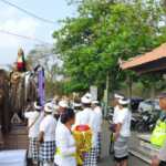 Bhabinkamtibmas Desa Sembung Gede Amankan Rangkaian Upacara Pujawali di Pura Dalem Darma Sadhu Mandung