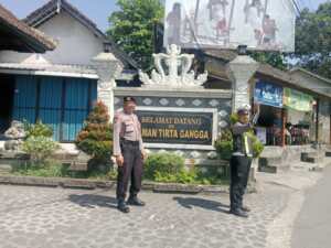 Sat Lantas Melaksanakan Pengamanan di Obyek Wisata Tirtagangga