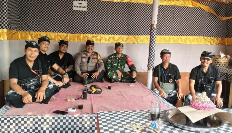 Bhabinkamtibmas Singakerta dan Babinsa Beri Arahan Kamtibmas Kepada Pecalang