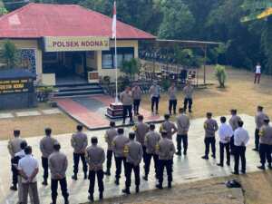 Pimpin Langsung Apel Pagi di Polsek Ndona, Kapolres Ende Berikan Motivasi Hingga Fasilitas Pangkas Rambut Gratis untuk Anggota
