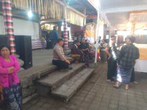 Bhabinkamtibmas Desa Candikuning Amankan Rangkaian Ngaben Masal