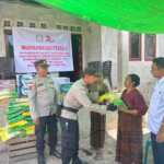 Bhayangkari Polda Papua Gandeng Polres Ende Berikan Bansos Bagi Korban Gempa Flores di Kelurahan Onekore