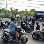 Humanis di Tengah Antrean BBM, Satlantas Polres Klungkung Bagikan Air Mineral kepada Masyarakat