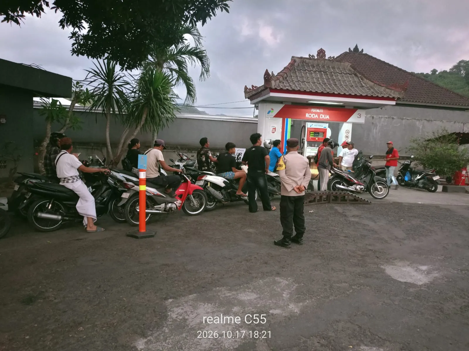 Malam Hari, Polres Klungkung Siaga Amankan Antrean BBM, Pastikan Lalu Lintas Tetap Lancar