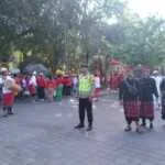 Bersinergi dengan Babinsa dan Pecalang, Bhabinkamtibmas Tegak Kawal Kegiatan Meajar-Ajar ke Pura Tampaksiring