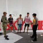 Bhabinkamtibmas Desa Bunutin Bersinergi dengan Babinsa Sambangi Warga, Jaga Kamtibmas Tetap Kondusif