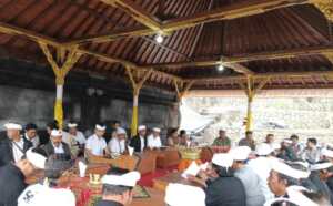 Dukung Aksi Sosial, Babinsa 1623-05/Manggis Bersinergi dengan Satpol PP dan Linmas