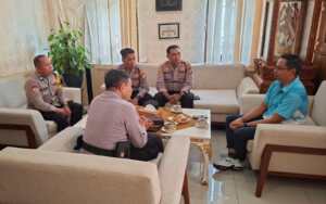 Mengawali Tugas sebagai Kapolsek Mengwi, AKP I Nyoman Edi Suwarya Silaturahmi dan Koordinasi dengan Camat Mengwi