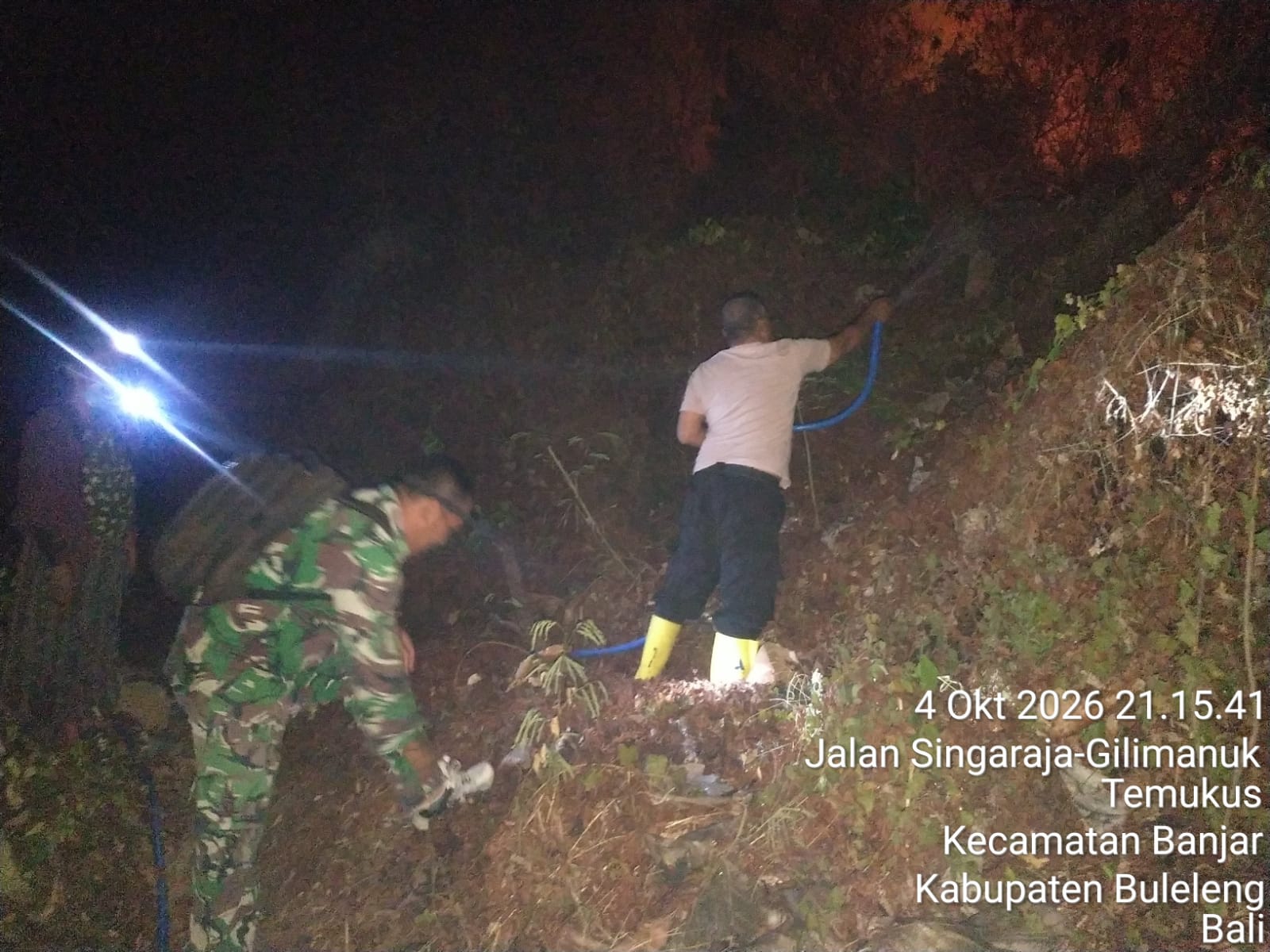 Babinsa dan Warga Bahu Membahu Jinakkan Kobaran Api di Lahan Kering Temukus