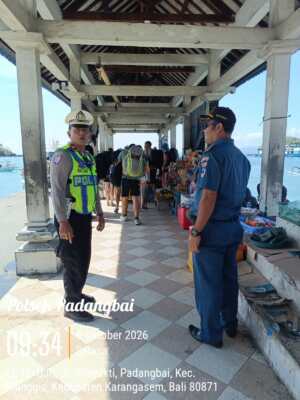POLRI HADIR, PASTIKAN KEAMANAN AKTIVITAS FASTBOAT DI PADANGBAI