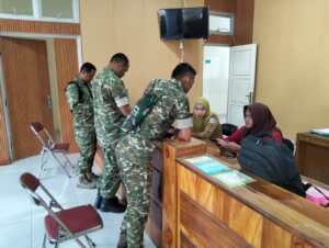 Tingkatkan Kemudahan Layanan Digital, Anggota Koramil 1628-05/Jereweh Aktivasi IKD