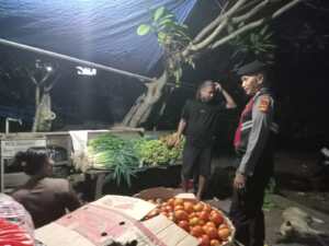 Patroli Malam Samapta Polsek Klungkung Sambangi Pasar Galiran, Jaga Kamtibmas Tetap Kondusif
