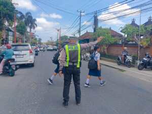 Bubaran Anak Sekolah, Unit Lantas Polsek Bangli Intensifkan Pengaturan di Depan SMPN 1 Bangli
