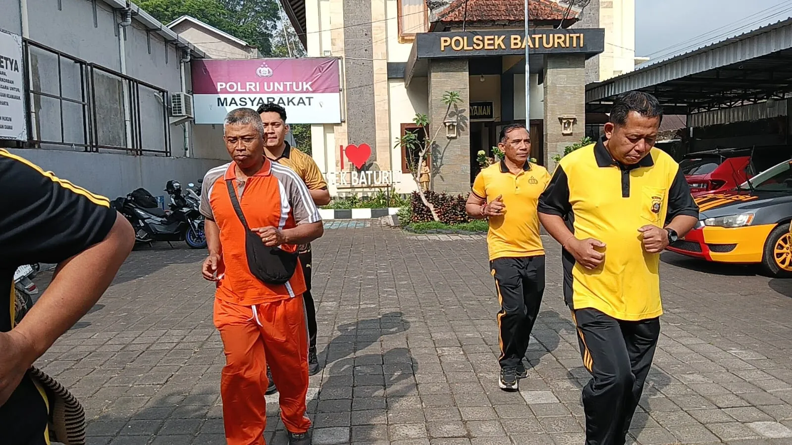 Bhabinkamtibmas Desa Peken Belayu Polsek Marga Turut Ngayah Menjelang Upacara Odalan Di Pura Prajapati Adat Umabian