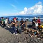 Jaga Pesisir Tetap Bersih, Babinsa Ketewel Bersama Warga Gelar Karya Bakti di Pantai Lembeng