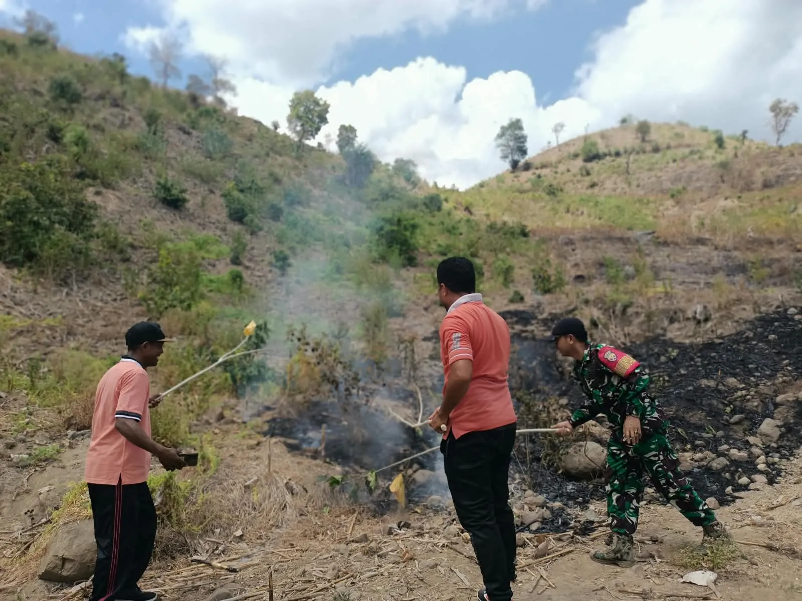 Sertu Bis’ud dan Kepala Dusun Woko Ajak Warga Cegah Kebakaran Hutan dan Lahan