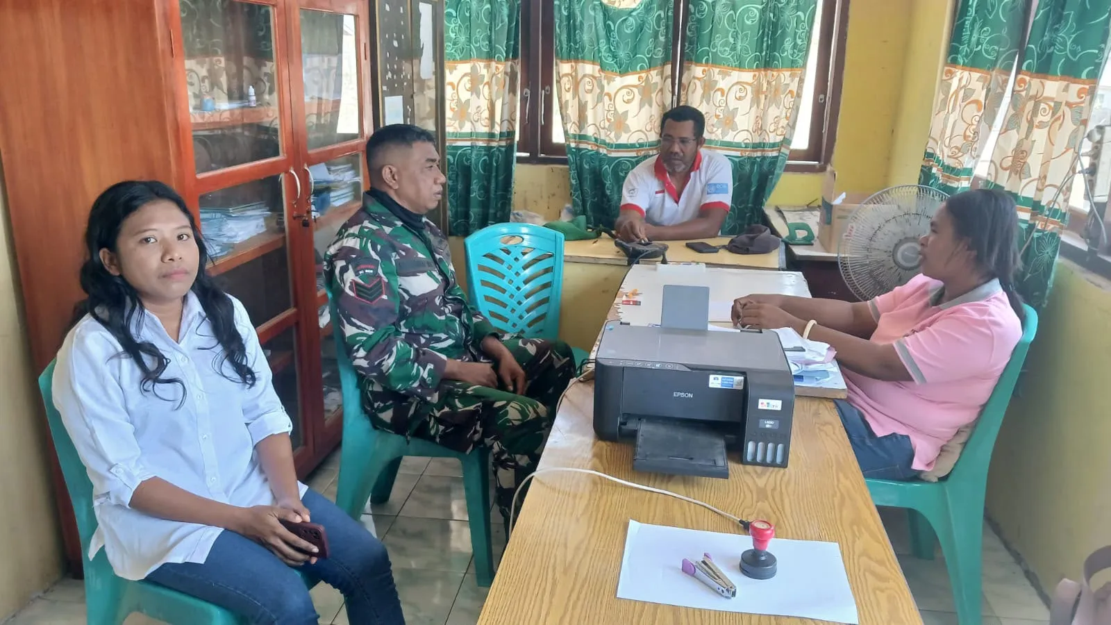 Babinsa Watuliwung Hadir Memperkuat Sinergi TNI dan Pemerintah Desa