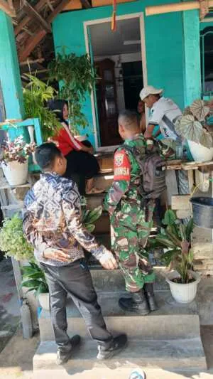 Babinsa Sampir Dukung Program STBM, Dampingi Pengecekan Resapan Air Rumah Warga