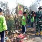 Babinsa dan Warga Kalampa Gotong Royong Bersihkan Sampah di Jalan Risa–Kalampa