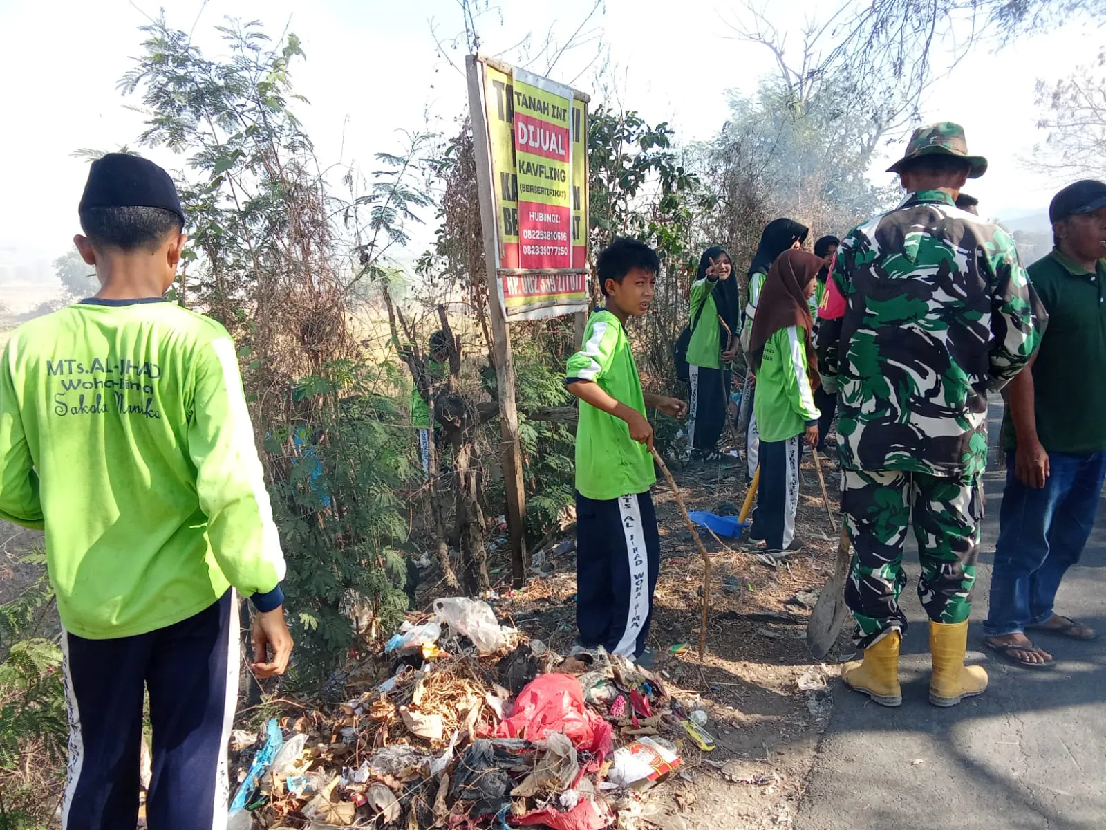 Babinsa dan Warga Kalampa Gotong Royong Bersihkan Sampah di Jalan Risa–Kalampa