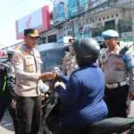 Wujud kebersamaan Polri bersama masyarakat, Kapolres Karangasem Bagikan Air Mineral, Roti dan Es Krim kepada Warga yang Antre BBM di SPBU Amlapura